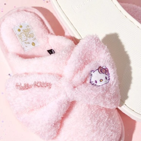 🎀 Hello Kitty Pink Bow Slippers - Picture 3 of 3